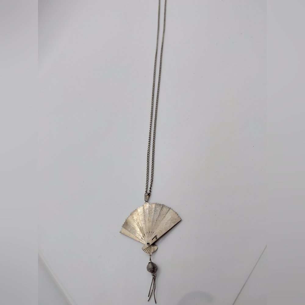 Elegant Silver Fan Pendant Necklace